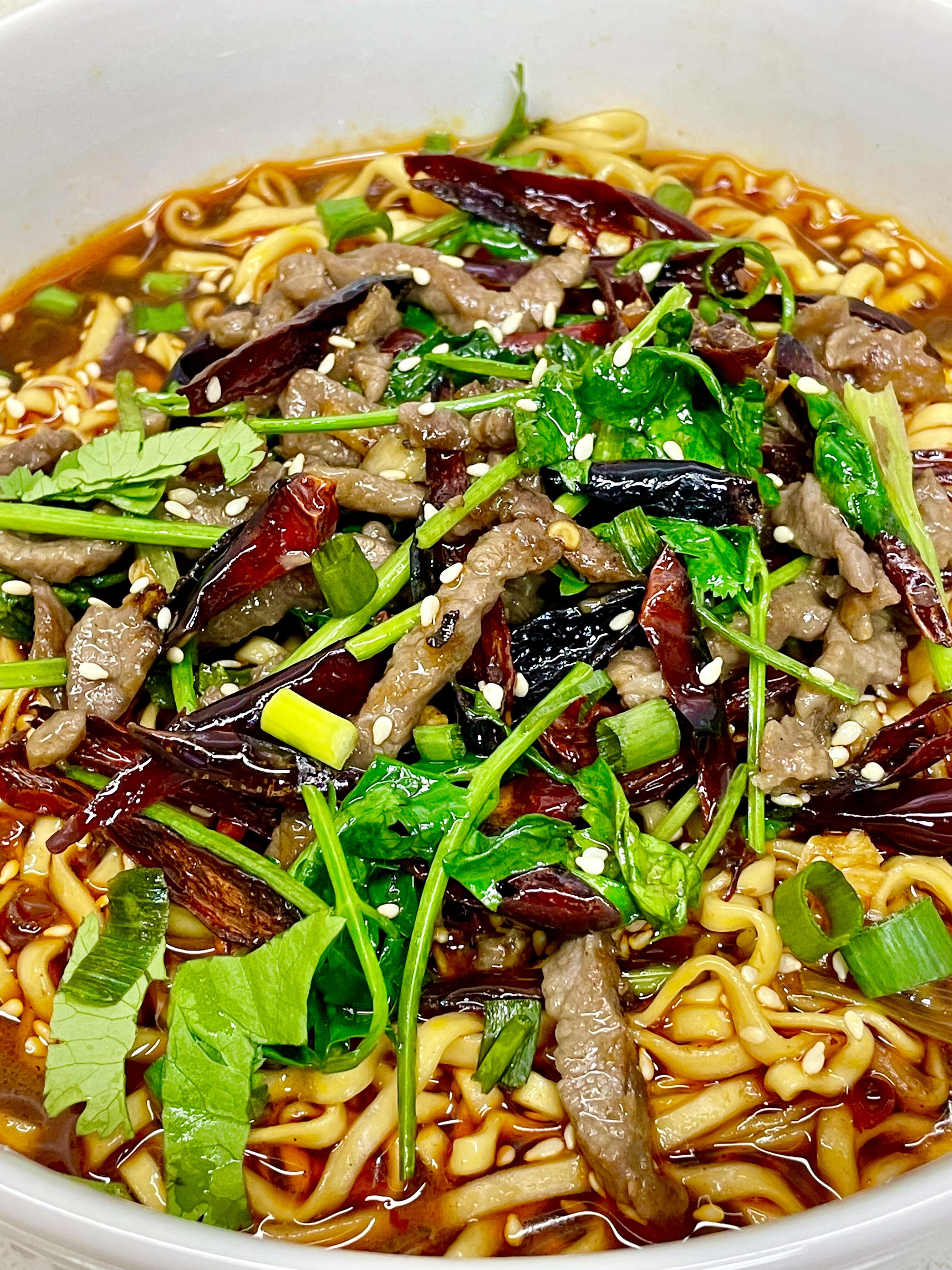 巨好吃的香辣牛肉火锅面，附详细做法～

香辣牛肉丝配上火锅面也太过瘾了，辣上加辣