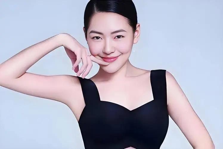 小S办事“俗辣”，在很多场景中都暴露无遗。那次大S和汪小菲婚姻风波闹得沸沸扬扬，