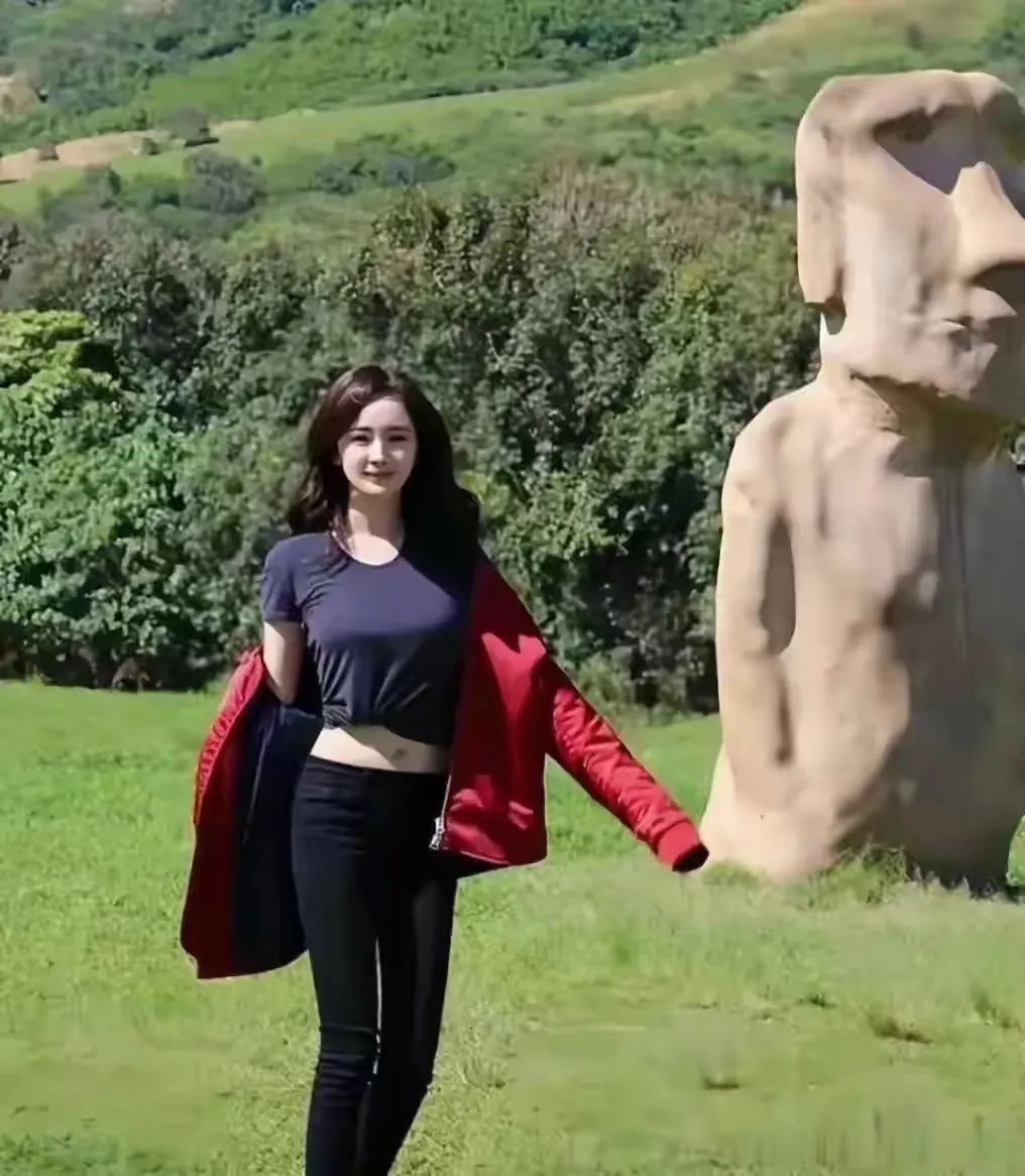 天啊，她居然是杨幂，这样真的很好看，美到了一个新高度，满满的少女感。