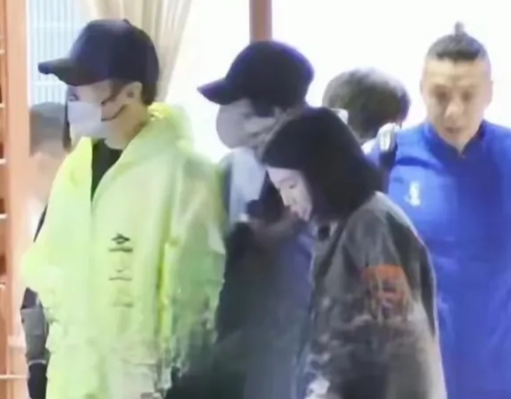 王菲、谢霆锋牵手出门，这就是爱情的模样吧！
看王菲和谢霆锋在一起，模样越来越年轻