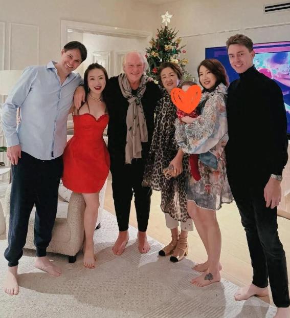许婧曾因与陈赫的婚姻受关注，离婚后开启新生活。近期她家庭聚会画面流出，身旁外国男