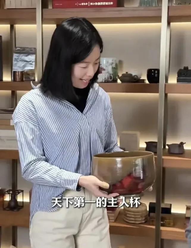 最近李亚鹏发了一个视频，自己抱着自己的“天下第一杯”在喝茶，喝茶方式令人咋舌！那