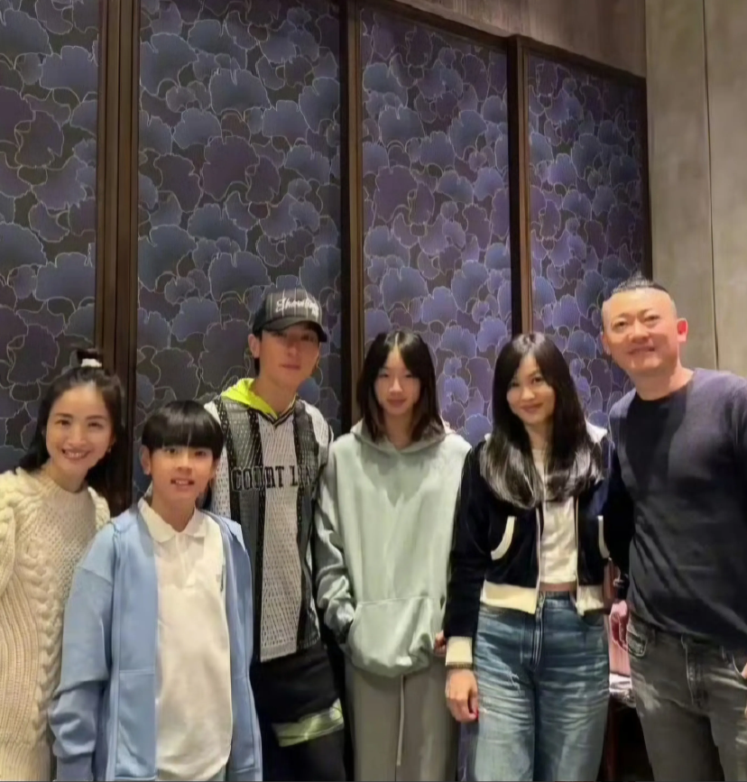 林依晨和吴尊一家四口聚餐，42岁的林依晨扎着苹果辫还是那么甜美可爱，吴尊的老婆和