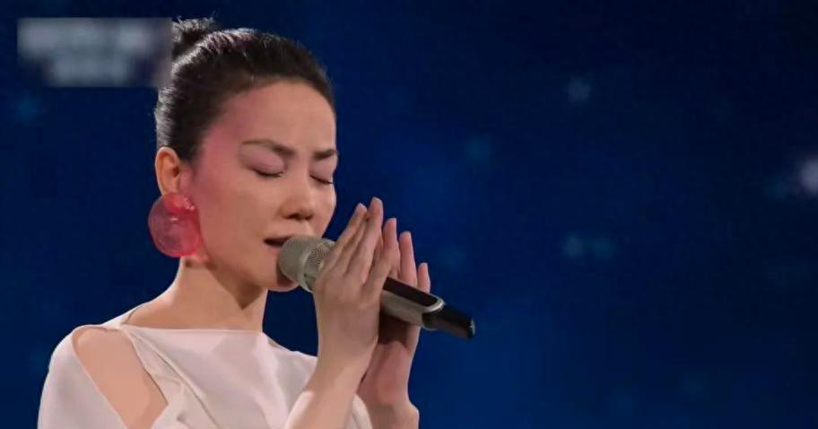 王菲春晚好遗憾，演出服选错了，彩排造型比正式演出年轻10岁
2025-02-09