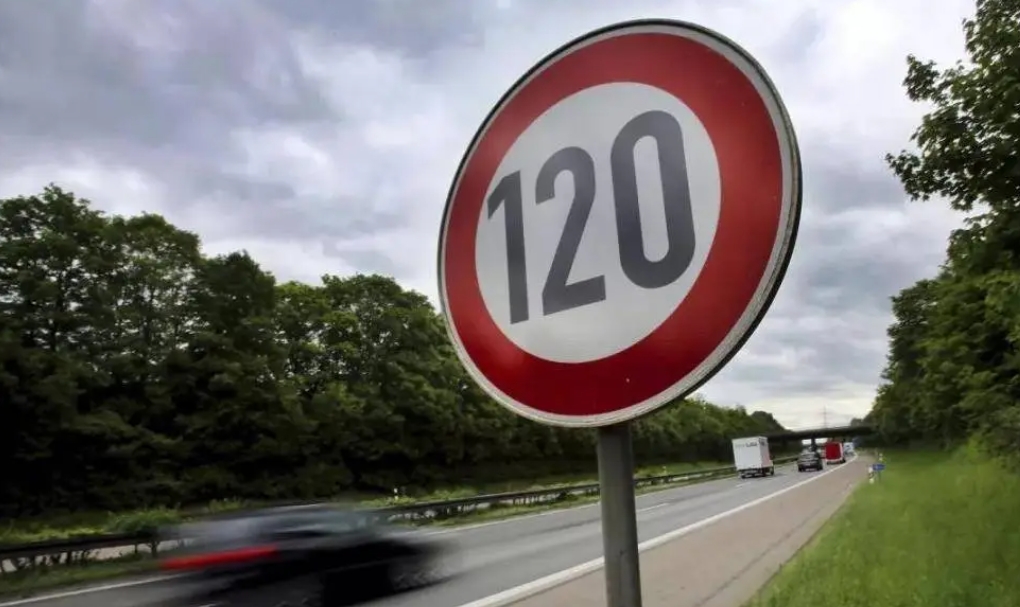 
真实的经历提醒大家注意，开车跑高速的时候千万别心存侥幸。
很多人限速120km