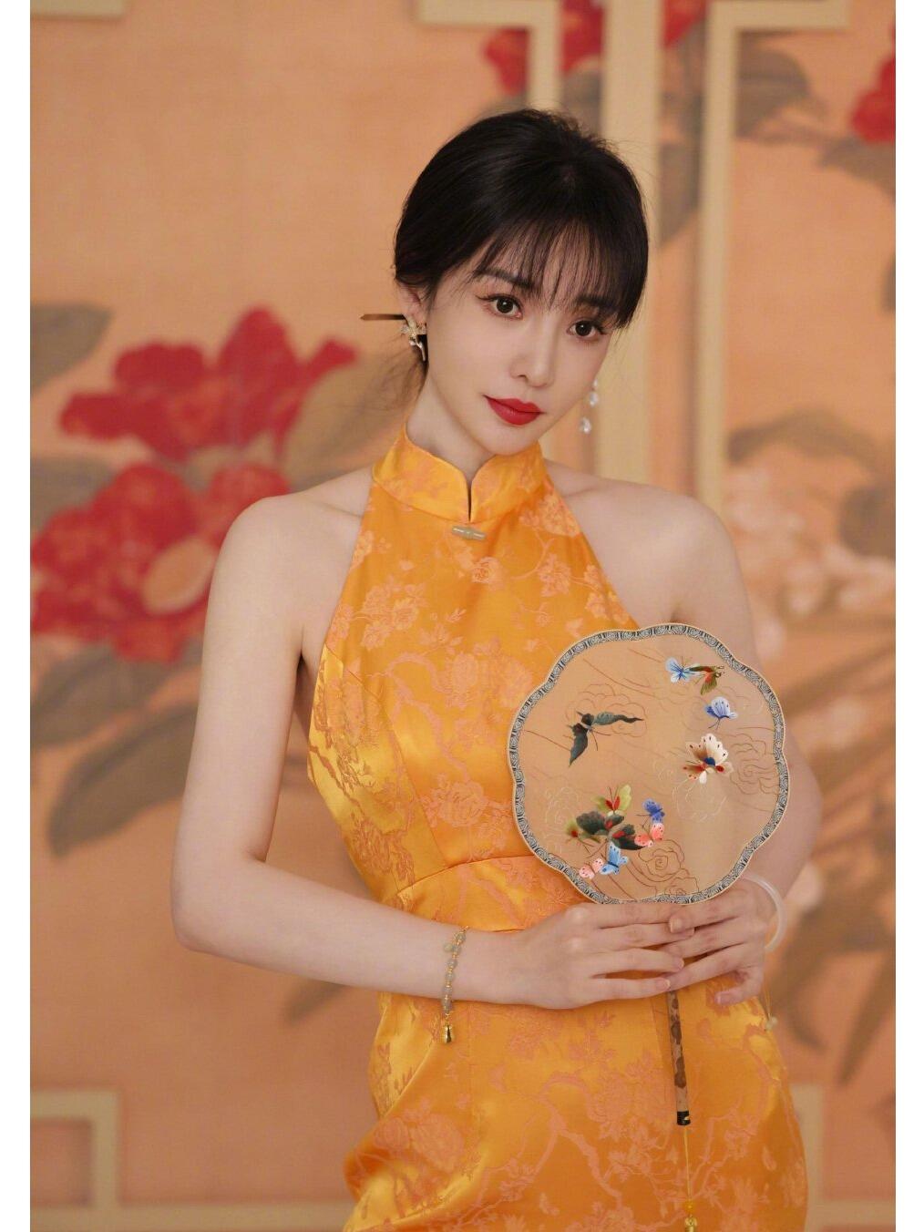 柳岩旗袍露背执扇