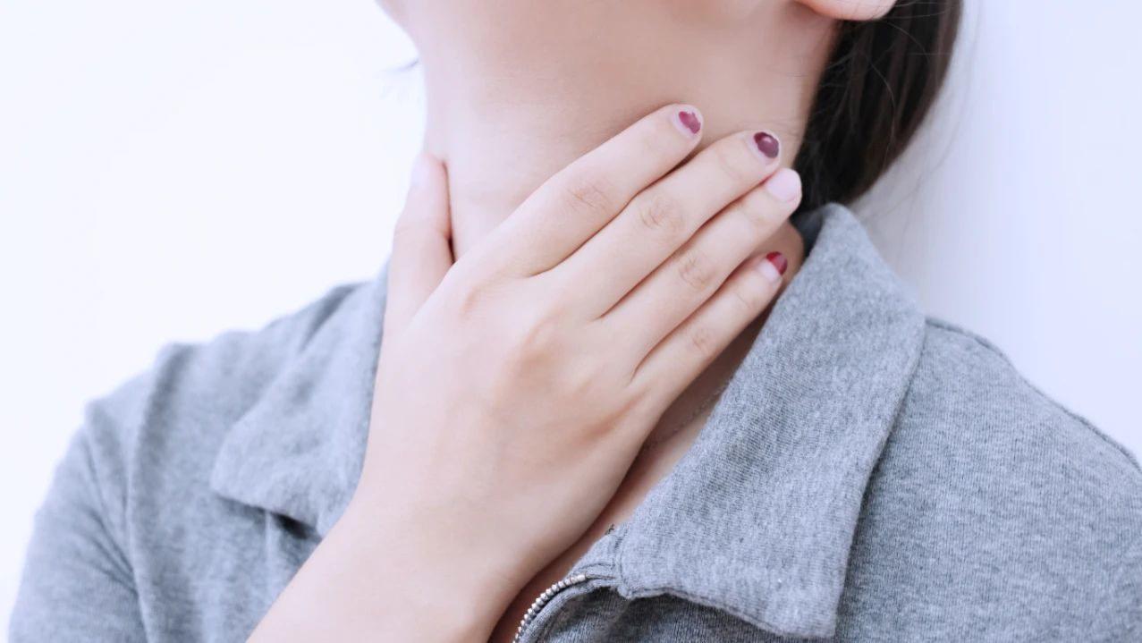 别把喉癌当成咽炎，身体出现这3个表现，建议尽早检查一下