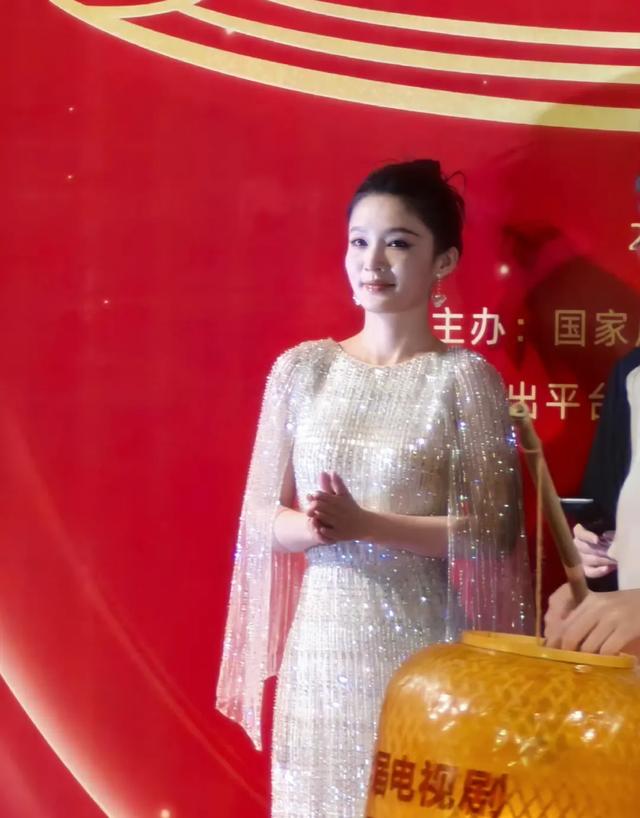 飞天奖这一夜：赵丽颖差点摔跤，赵今麦穿睡裙，主持人好尬（赵丽颖拿奖有卖照片）-第9张图片-九妖电影