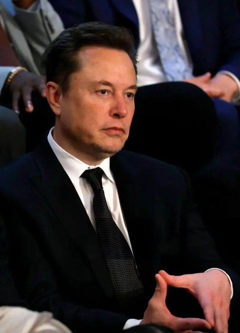 不同于扎克伯格，比尔盖茨等超级富豪对政治的谨言慎行，马斯克总是热衷参与各种政治活