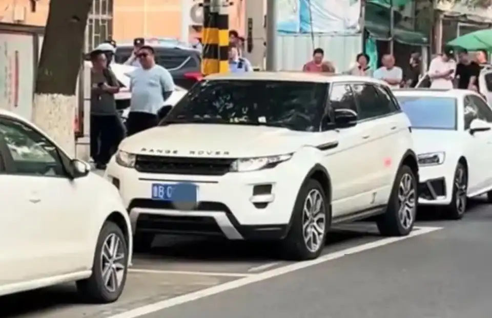 警方守护路虎车，劝离群众
青岛路虎女迎来最新进展，现在，网友们已经找到了她的车停