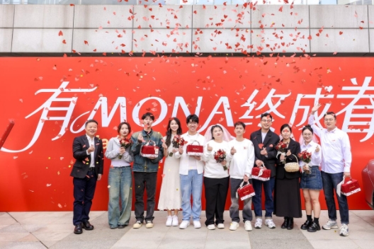 小鹏越来越会整活了哈？

车主因车结缘，何小鹏应邀现身民政局为MONA车主证婚。