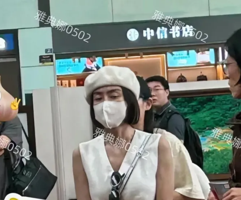 秦岚机场生图，本人超级瘦打扮得也很年轻时尚，但看脸并不年轻，一看就是40多岁的状