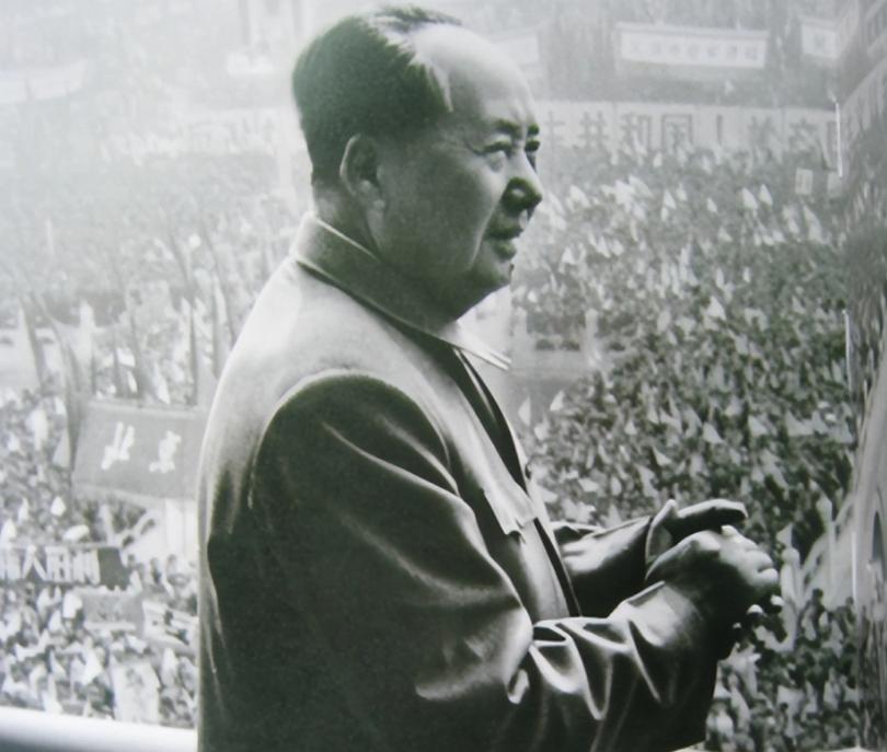 美英加三国援印，尼赫鲁再派10万大军，毛主席：狠狠打击。
三个世界强国援助印度，