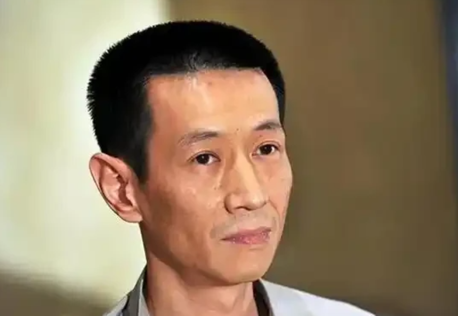 一名中国男子以2.7亿的价格，从法国购得了圆明园的兔首和鼠首，当对方要求付款时，