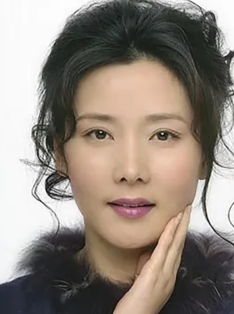 何赛飞的奇妙缘分：从饺子到婚姻
1983年，年轻的何赛飞在老师家中吃饺子时，被一