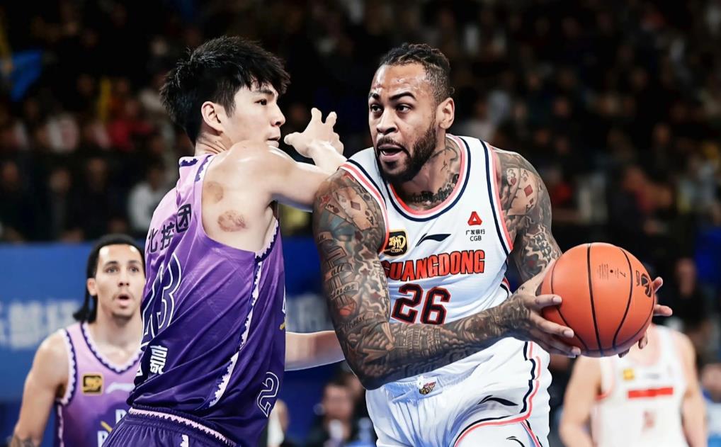 CBA状元郎终于获得主帅的认可，就在上场遭遇战中，他就为球队砍下17分、5篮板、