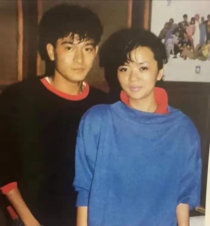 看看这两张照片，真是物是人非啊！第1张照片是他们1985年的合影，第2张照片是他