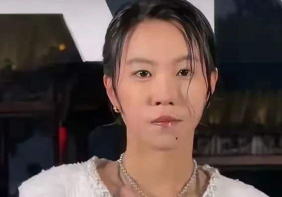 窦靖童以微弱的力量带动了爸爸重拾当初的自信。告别了抑郁。虽然大家都看不起这个孩子