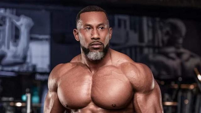 44岁顶级健身模特，健身26年全身肌肉发达，这几个动作也适合你