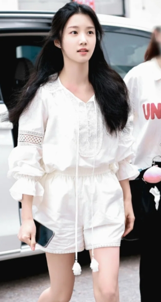 卢昱晓妩媚动人