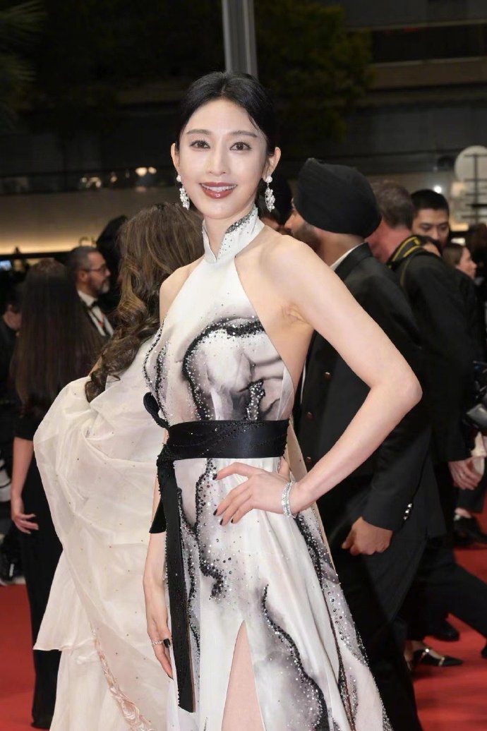 张俪戛纳红毯造型，把水墨画穿身上了，完美地衬托出她的身材和气质，这也太美了吧