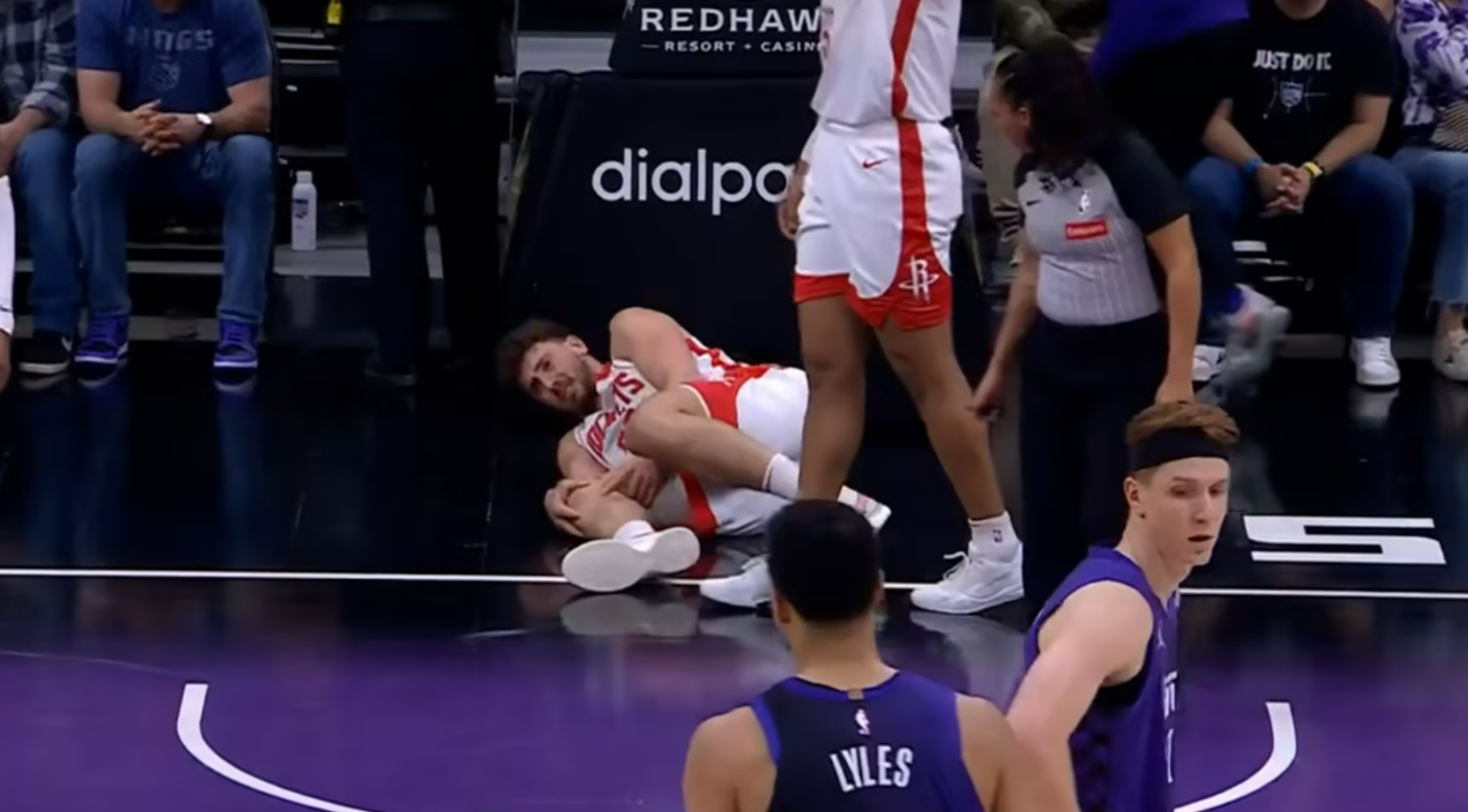 就在不久前，火箭队和国王队比赛中发生惊人一幕，火箭球员申京在退防封盖国王小萨博尼