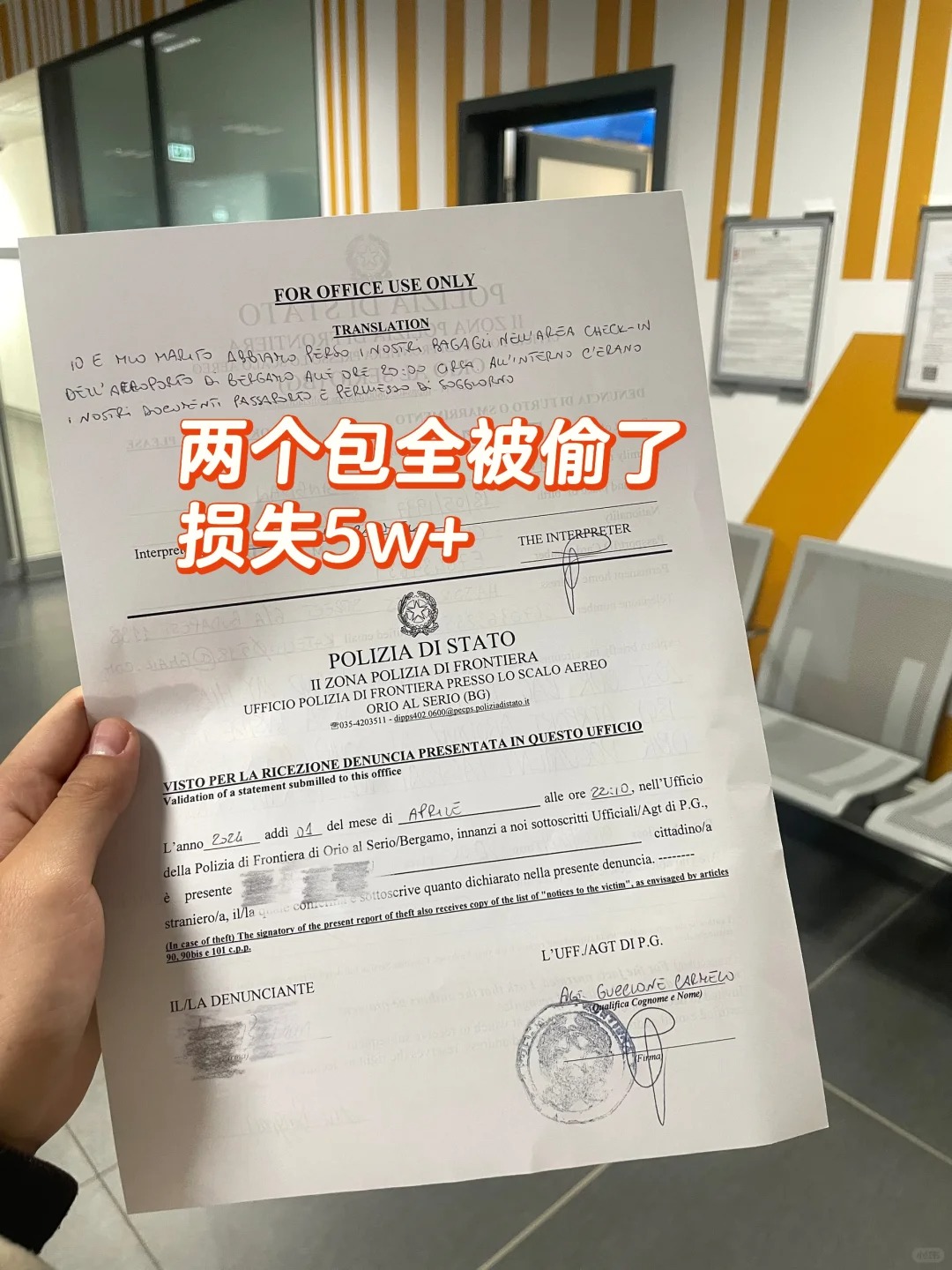 真就没人能从意大利笑着出来
比萨到米兰的火车上，经停热那亚，我和老公两个特别普通