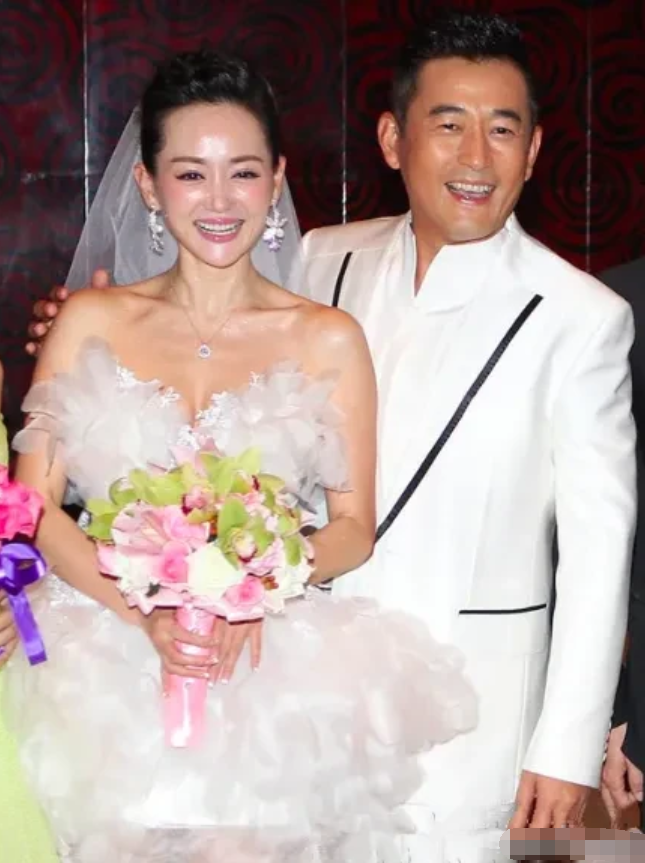 娱乐圈中真真正正的一对模范夫妻。
男的，59岁，英俊帅气
女的，44岁，优雅大方