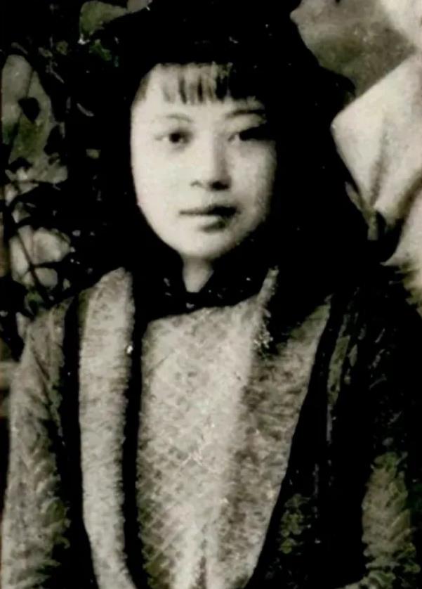 1945年，一位八路军女战士遭到了日军的轮奸，随后日军又用刀子割她身上的肉。突然