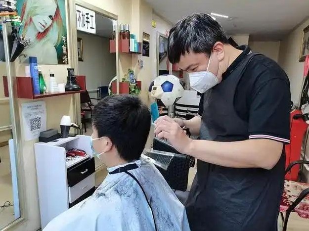 2024年，外甥在正月初二去理发了，没想到舅舅当晚出车祸去世，于是舅妈认定是外甥
