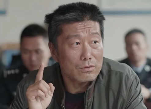 这老兄看着可不像是演的，活脱脱就是个真刑警。开会时那造型，头发乱得像鸡窝，脸黑得