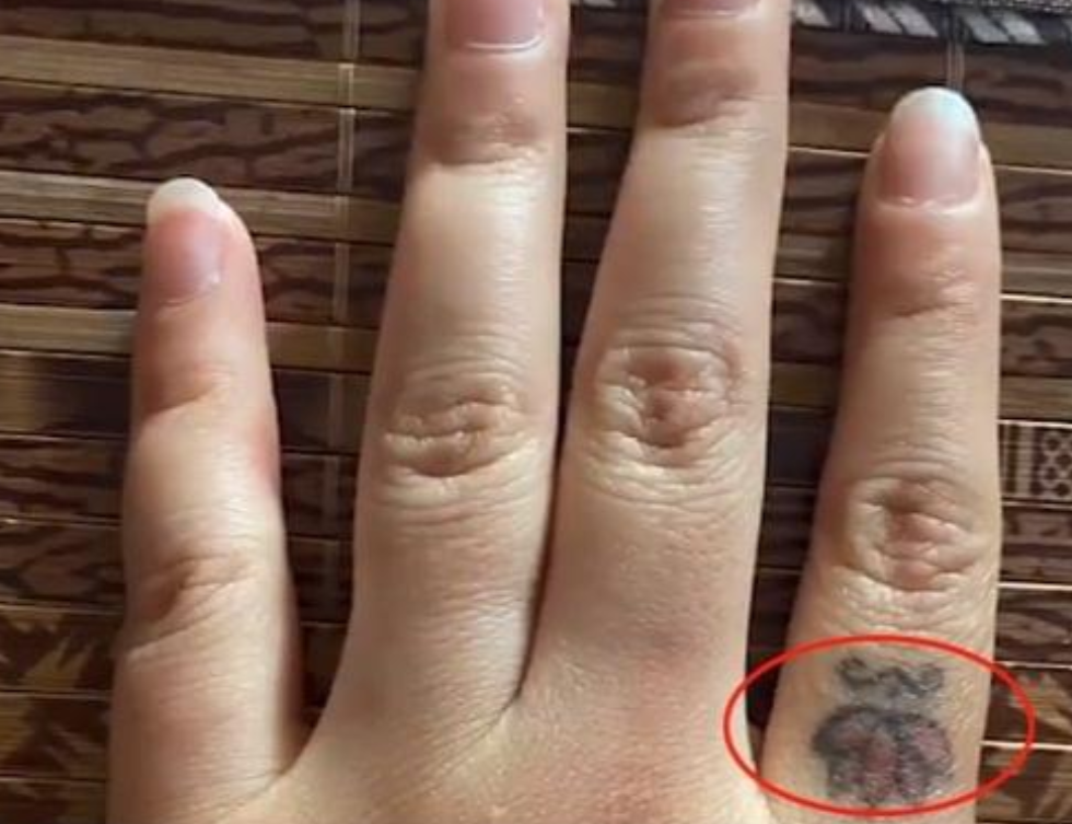 2021年7月在杭州，一名女大学生见老人跌倒，立即扶起并陪同就医，支付了2500