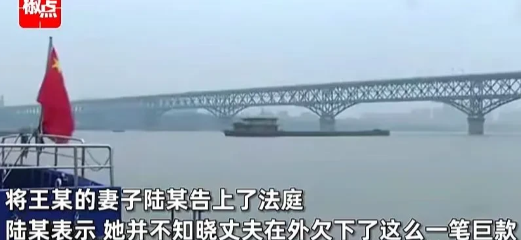 江苏南京，一男子背着妻子买彩票，还欠下彩票站35万元钱。岂料，男子意外去离世，彩