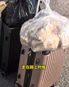 大一女生感觉食堂的烧饼十分好吃，于是提前跟食堂阿姨约好，放假直接一口气买了70个