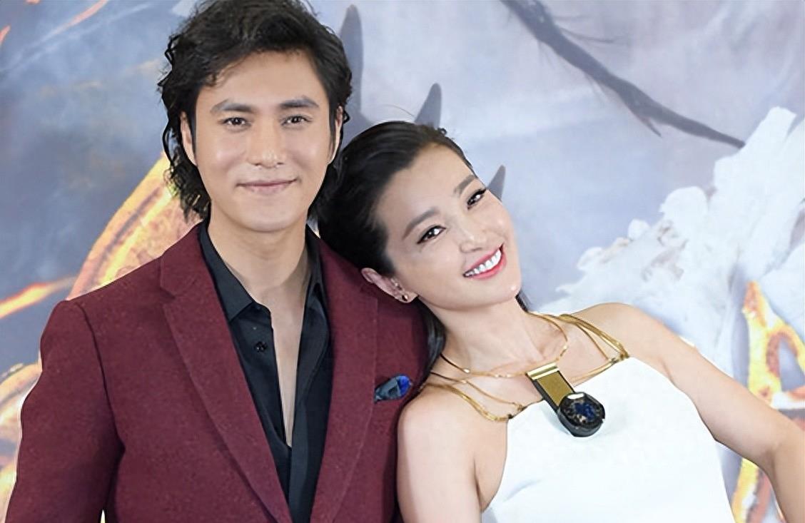 在一次发布会上，李冰冰突然搂起陈坤脖子，深情亲吻了上去，陈坤当时就呆萌了。
随后