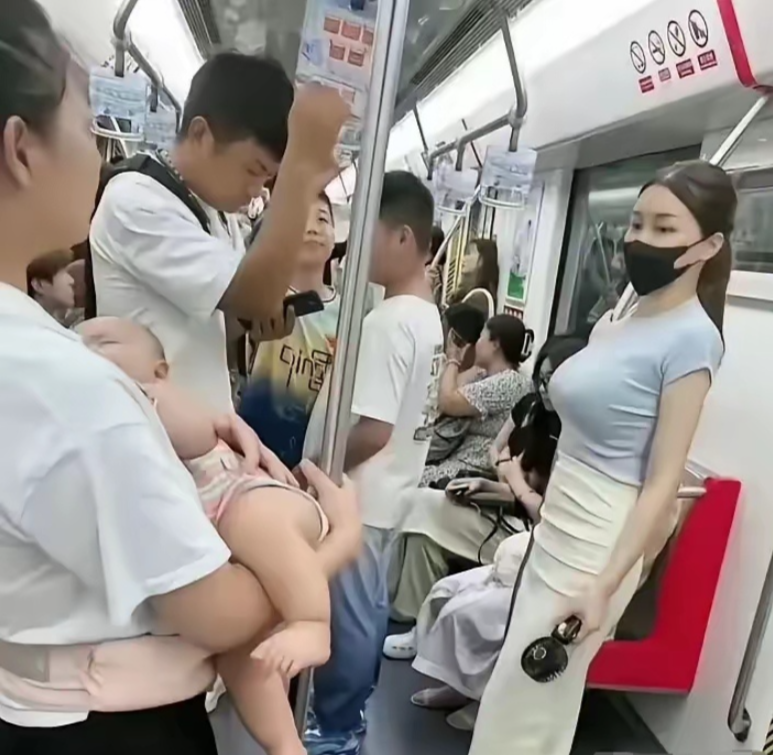 某地铁上一位妈妈的无奈！