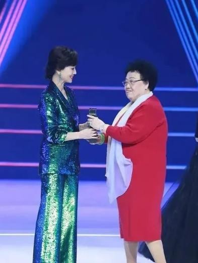 陈丽华赵雅芝同台 气场差距大

                        