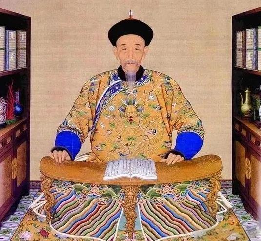 康熙还是蛮聪明的，在大清年间，康熙在一次闲逛中，来到了郑贵妃的门旁，本想推门而入