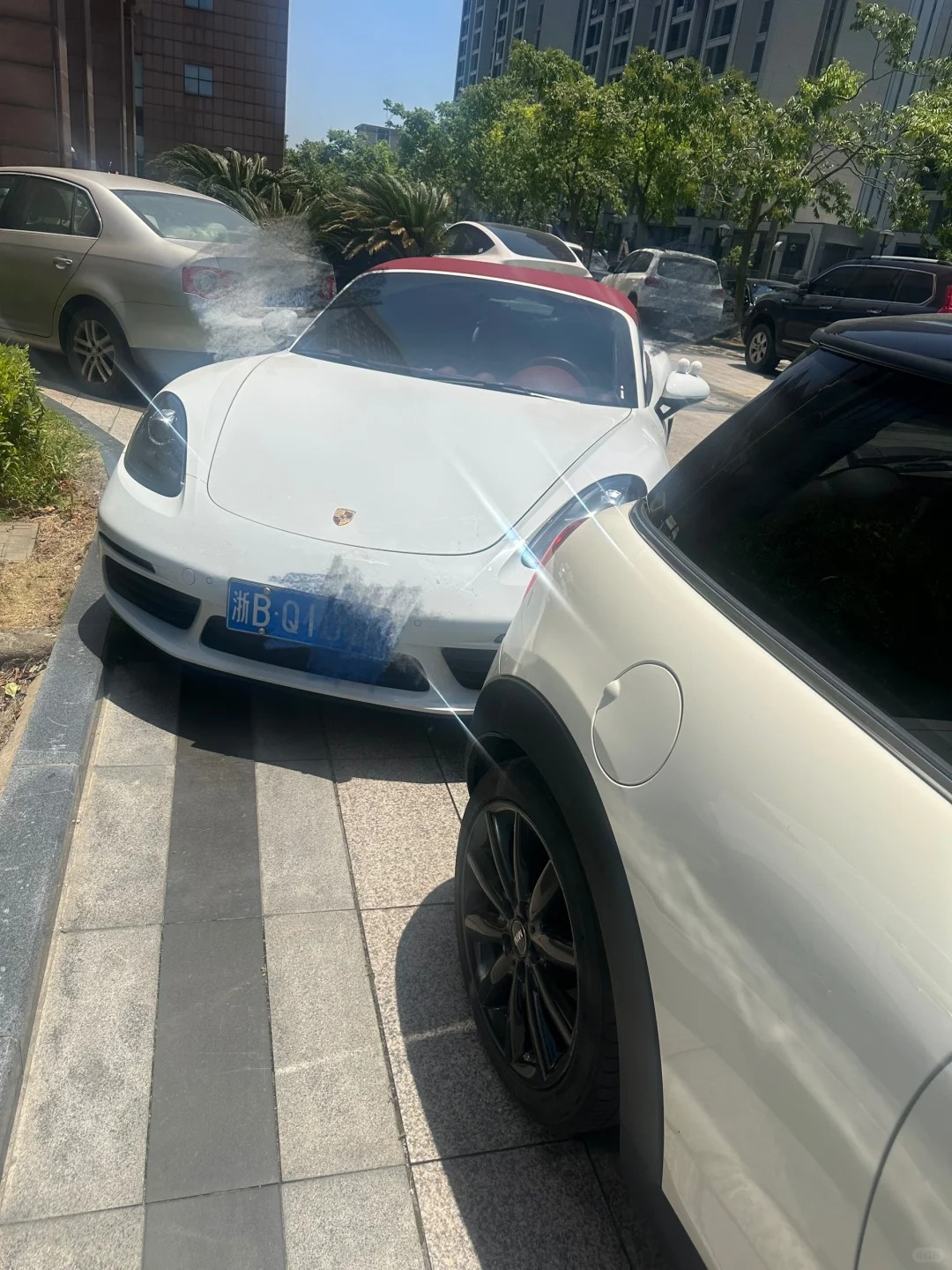 啥人都有
真的是啥人都有，
开小车注定被欺负咯
吃的冰棍降降火