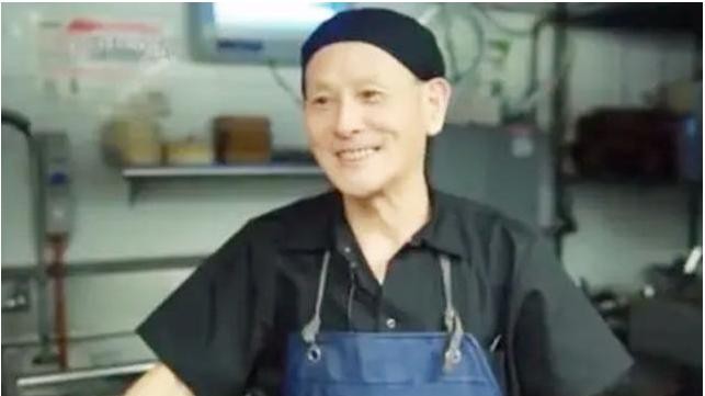 上世纪90年代，上海普通工人丁尚彪为了女儿的未来，远赴日本打黑工，一干就是十五年