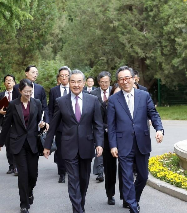 看看王毅外长的工作强度，真的令人肃然起敬！
就说去年3月那次欧洲巡访吧，他在柏林
