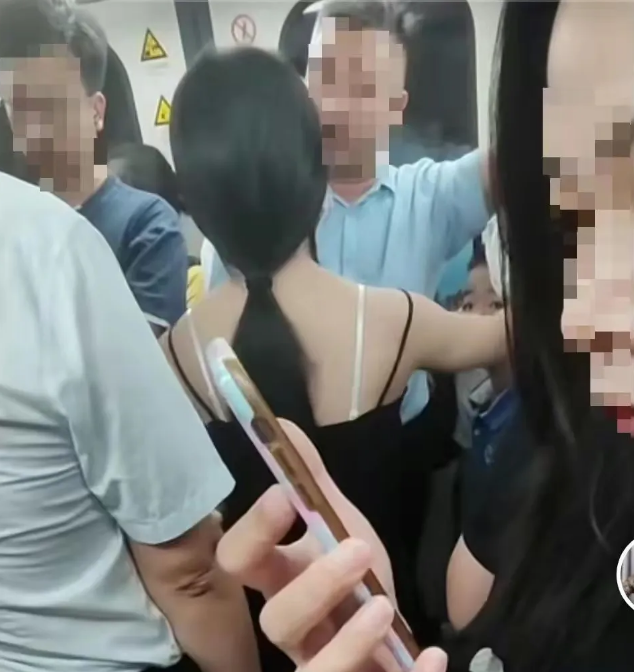如果确实是这名女子小题大做，孩子只是在推着她前进，这种行为本身也不好，其实也不说