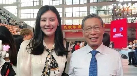 游泳冠军刘湘回母校，并与医学专家钟南山合影。
令人惊讶的是，钟院士看起来像80多