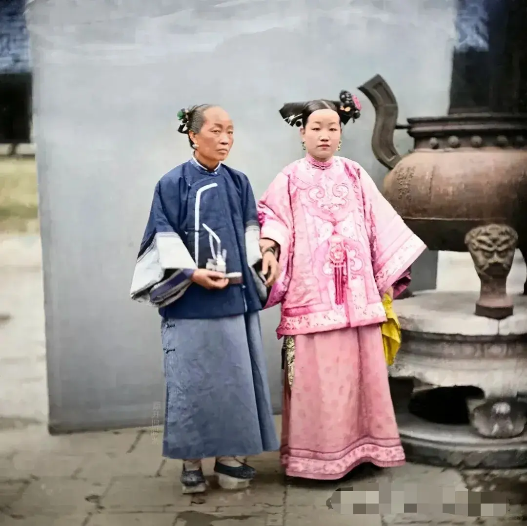 1869年清朝肃王府家的格格和嬷嬷

1869年，俄国摄影师被请到肃王府给格格们