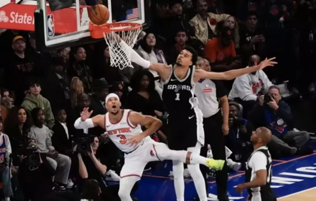 NBA历史单赛季场均盖帽超过4次的球员有7位，文班亚马垫底。
7，文班亚马，身高