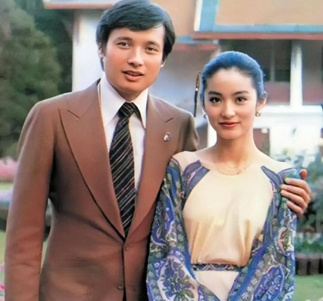 1990年，林青霞见到失散30多年的姐姐林莉，林青霞看到姐姐一贫如洗，迫不及待塞