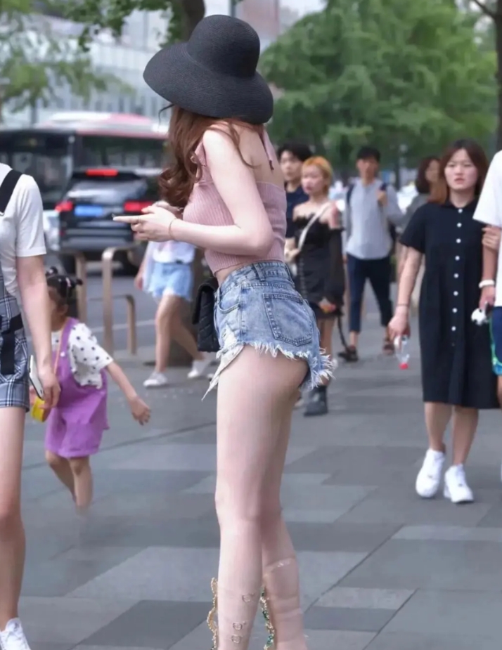 "街头偶遇，这妹子穿搭好清凉，大长腿真吸睛！"