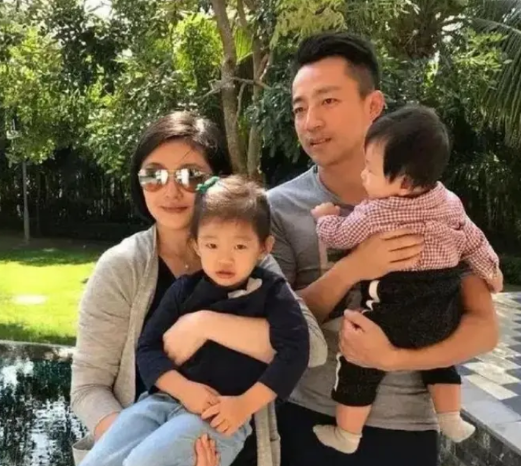 曝汪小菲的律师，已与黄春梅碰过面，对方提出了自己的要求，让人意外。
在大S去世后
