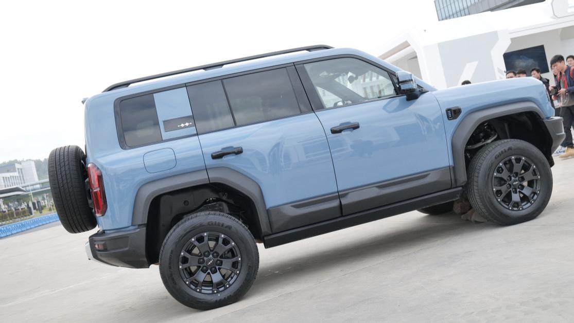 越野、硬派、轿车三线并行，方程豹迎来了周年品牌焕新