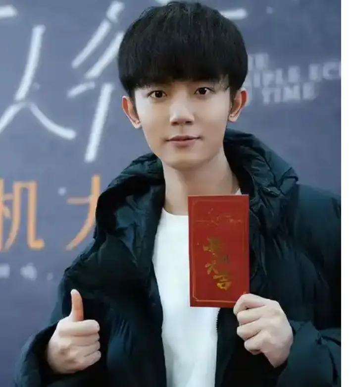 李明德确实在卡里只有2800元的情况下，花了2700元请剧组喝咖啡‌。这一事件是